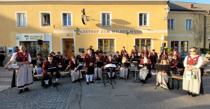 maibaumsetzen-2024_gruppenbild_v3.jpg
